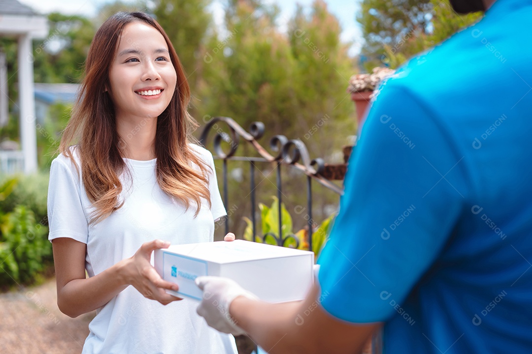 A caixa de primeiros socorros da Covid, mulher se recuperando