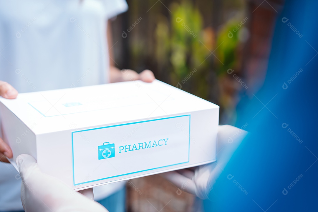 A caixa de primeiros socorros da Covid, mulher se recuperando