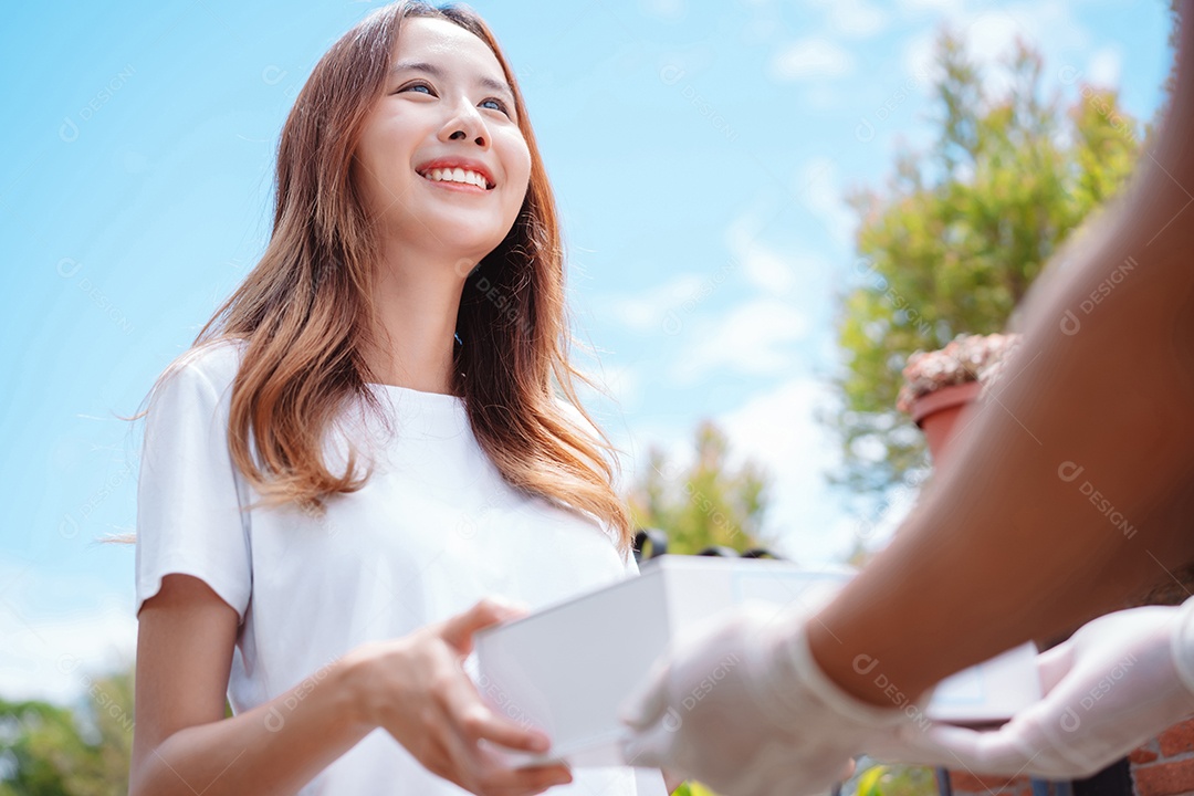 A caixa de primeiros socorros da Covid, mulher se recuperando