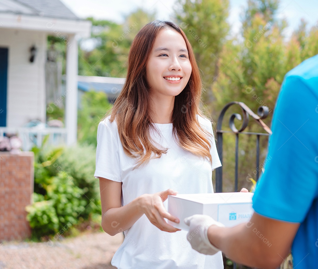 A caixa de primeiros socorros da Covid, mulher se recuperando