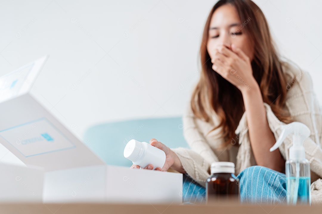 A caixa de primeiros socorros da Covid, mulher se recuperando
