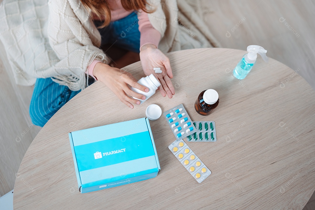 A caixa de primeiros socorros da Covid, mulher se recuperando