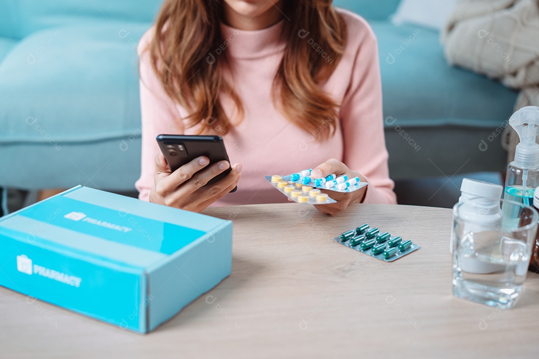 A caixa de primeiros socorros da Covid, mulher se recuperando