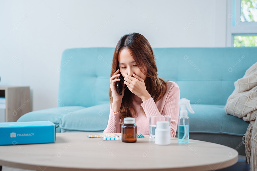 Paciente de mulher asiática fala com médico em conferência de videochamada de clínica on-line