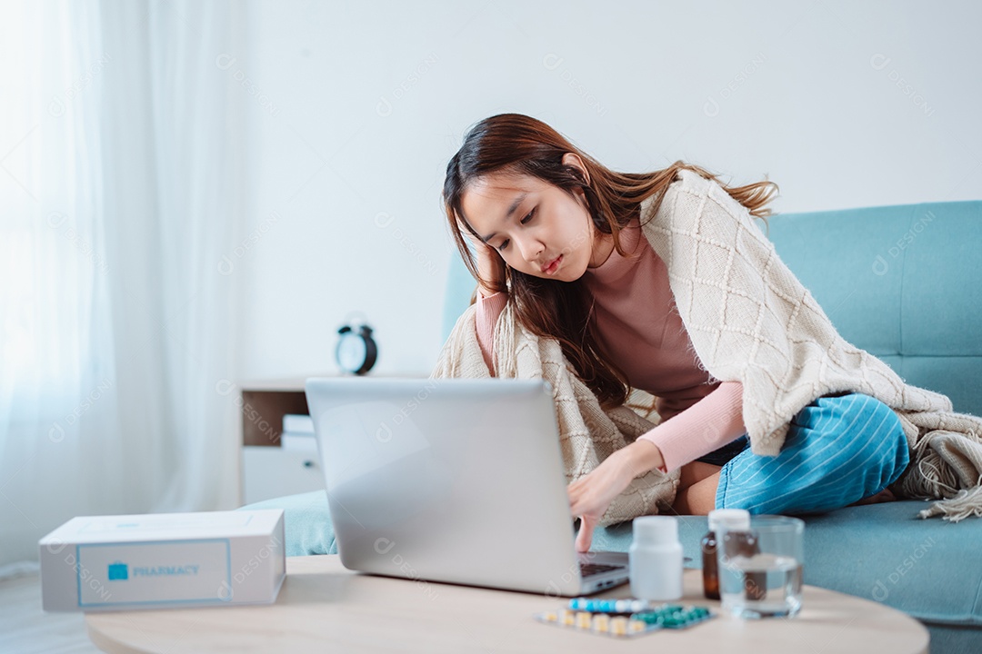 Paciente de mulher asiática fala com médico em conferência de videochamada de clínica on-line