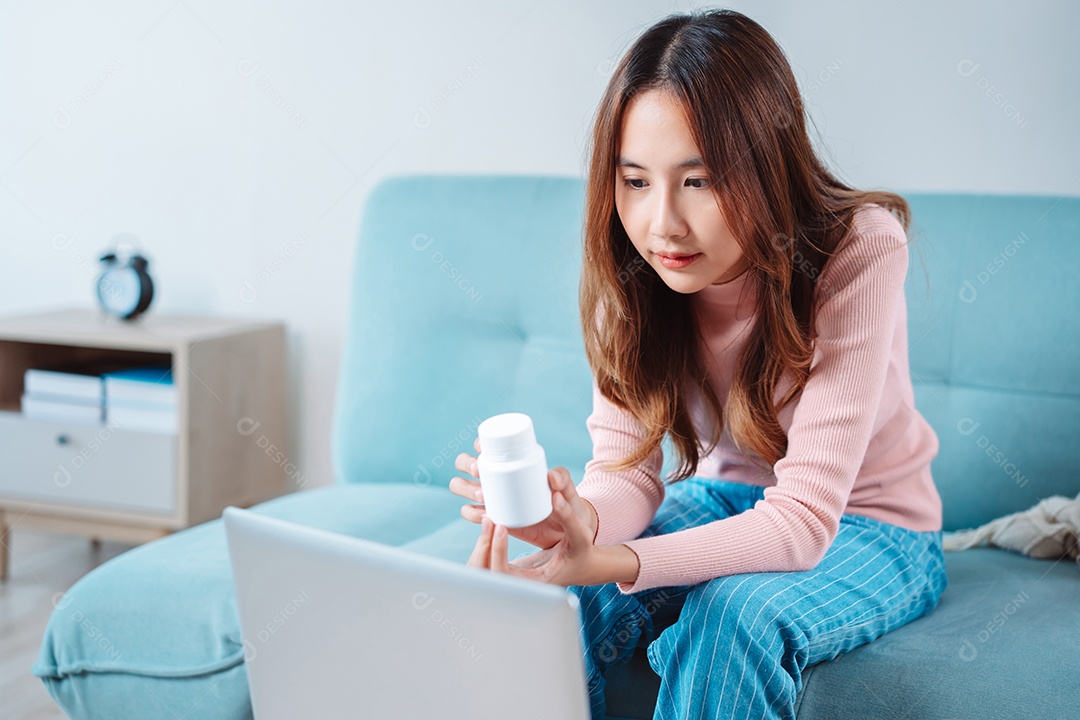 Paciente de mulher asiática fala com médico em conferência de videochamada de clínica on-line