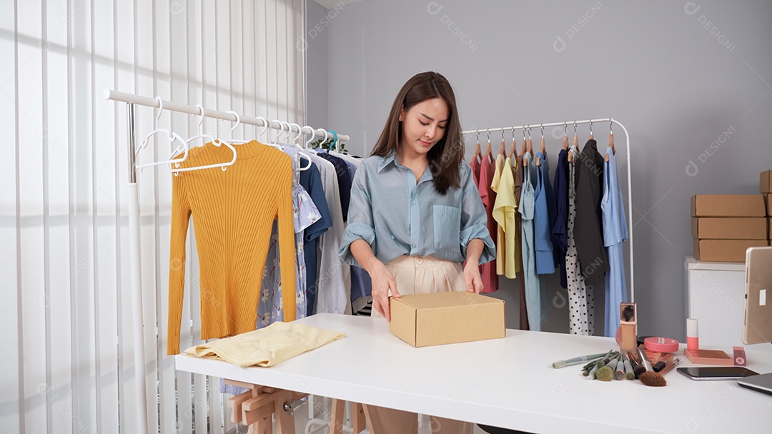 Mulher empresária venda em loja online roupas de moda