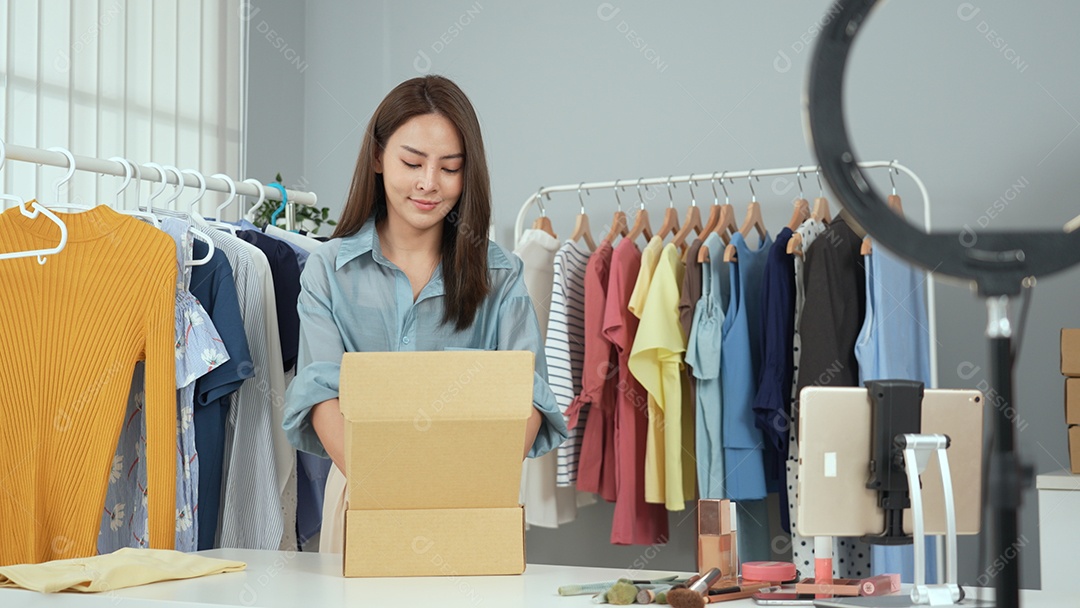 Mulher empresária venda em loja online roupas de moda