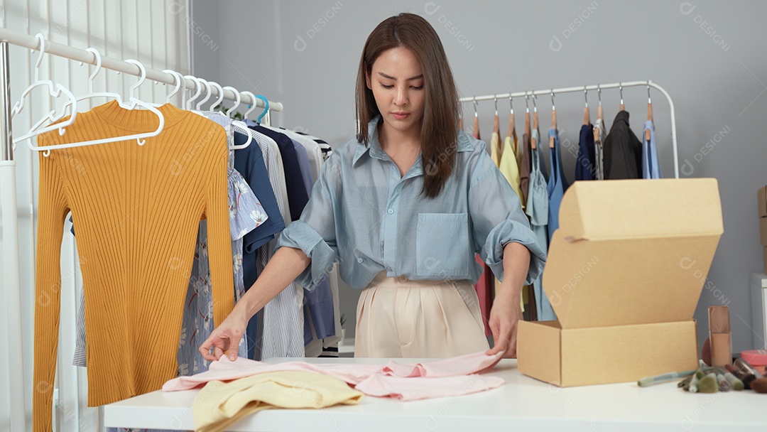 Mulher empresária venda em loja online roupas de moda