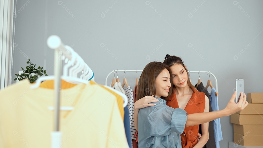 Mulher empresária venda em loja online roupas de moda