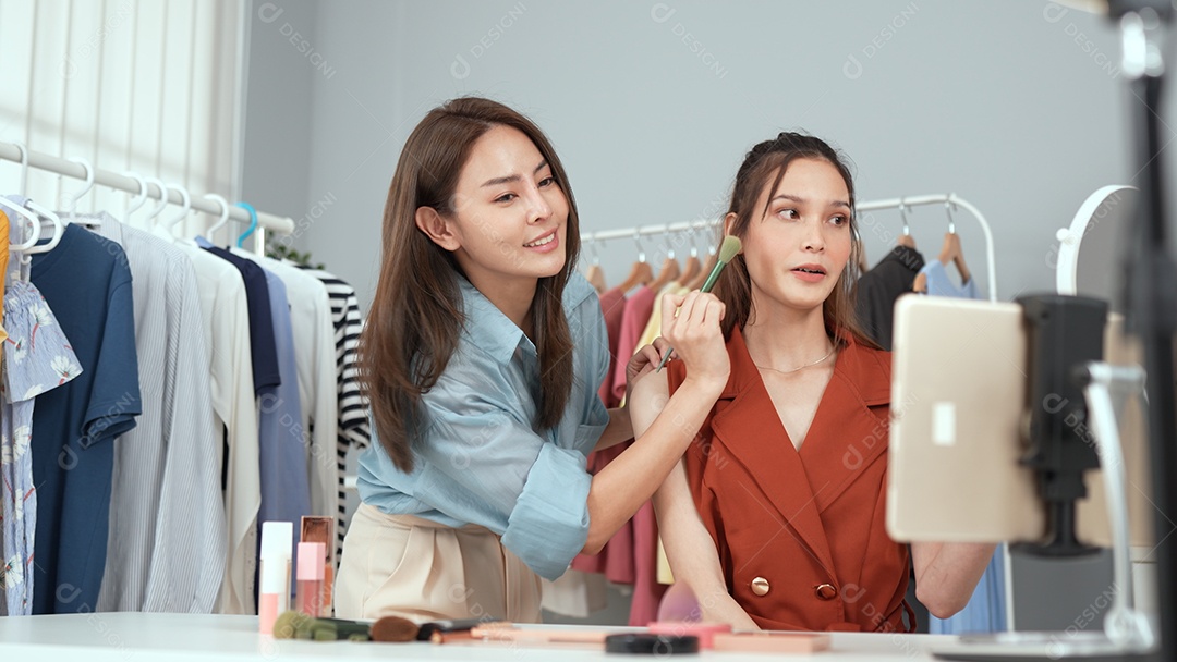 Mulher empresária venda em loja online roupas de moda