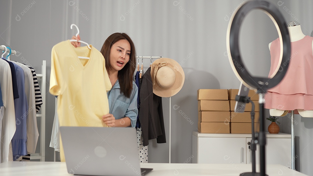 Mulher empresária venda em loja online roupas de moda