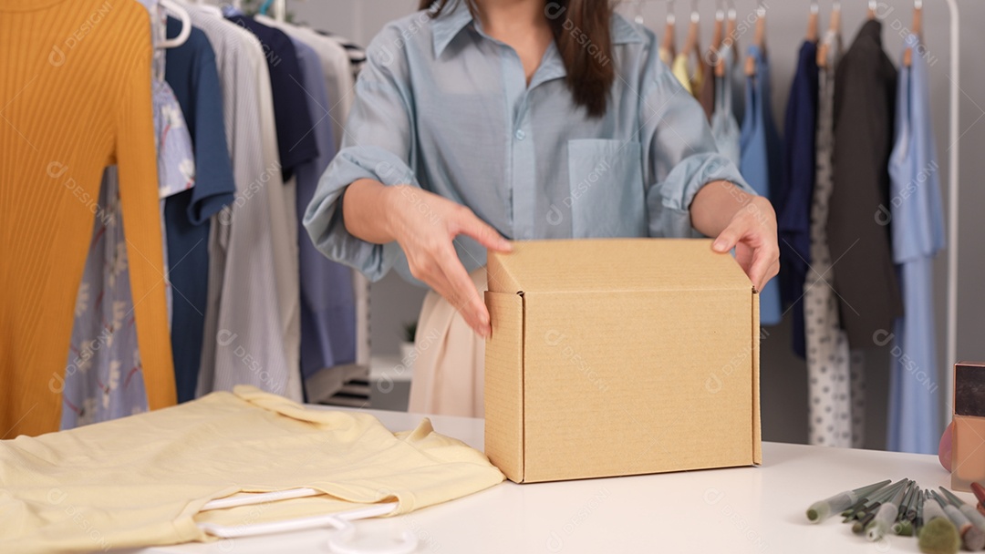 Mulher empresária venda em loja online roupas de moda