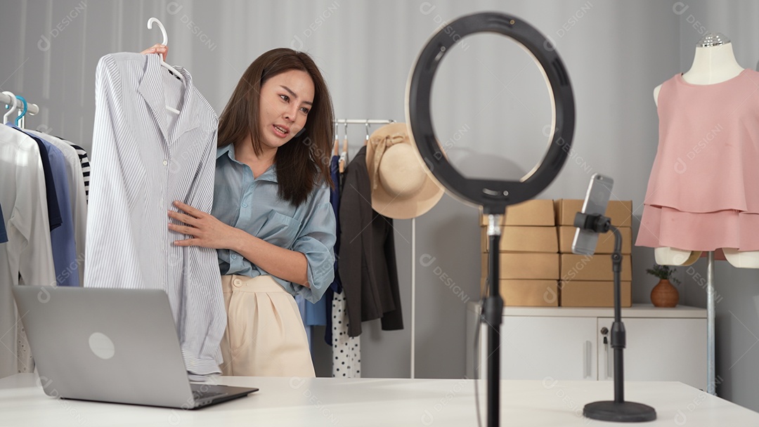 Mulher empresária venda em loja online roupas de moda