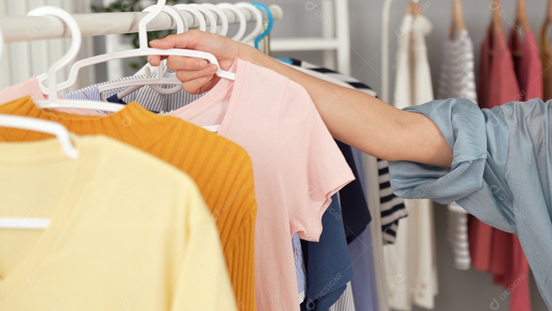 Mulher empresária venda em loja online roupas de moda