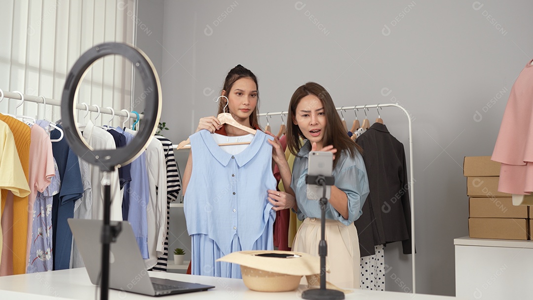 Mulher empresária venda em loja online roupas de moda