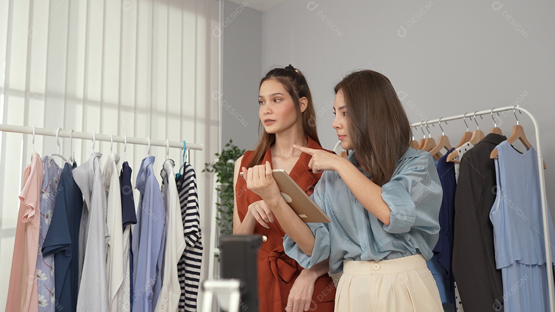 Mulher empresária venda em loja online roupas de moda