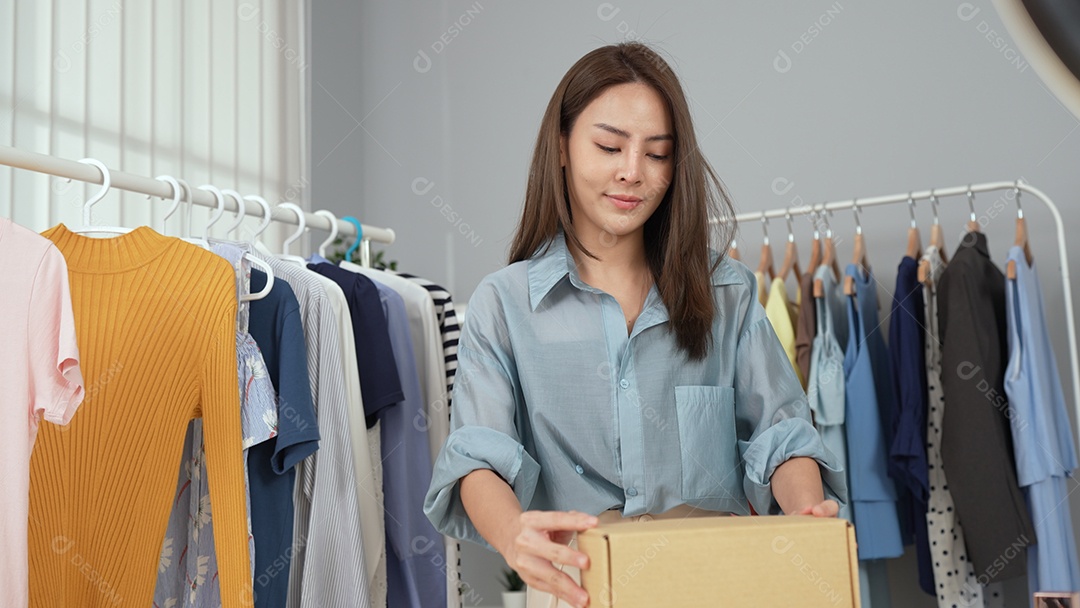 Mulher empresária venda em loja online roupas de moda