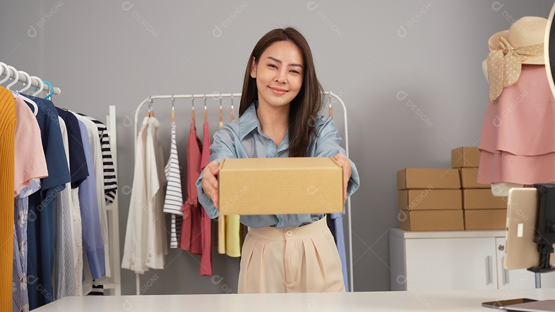 Mulher empresária venda em loja online roupas de moda