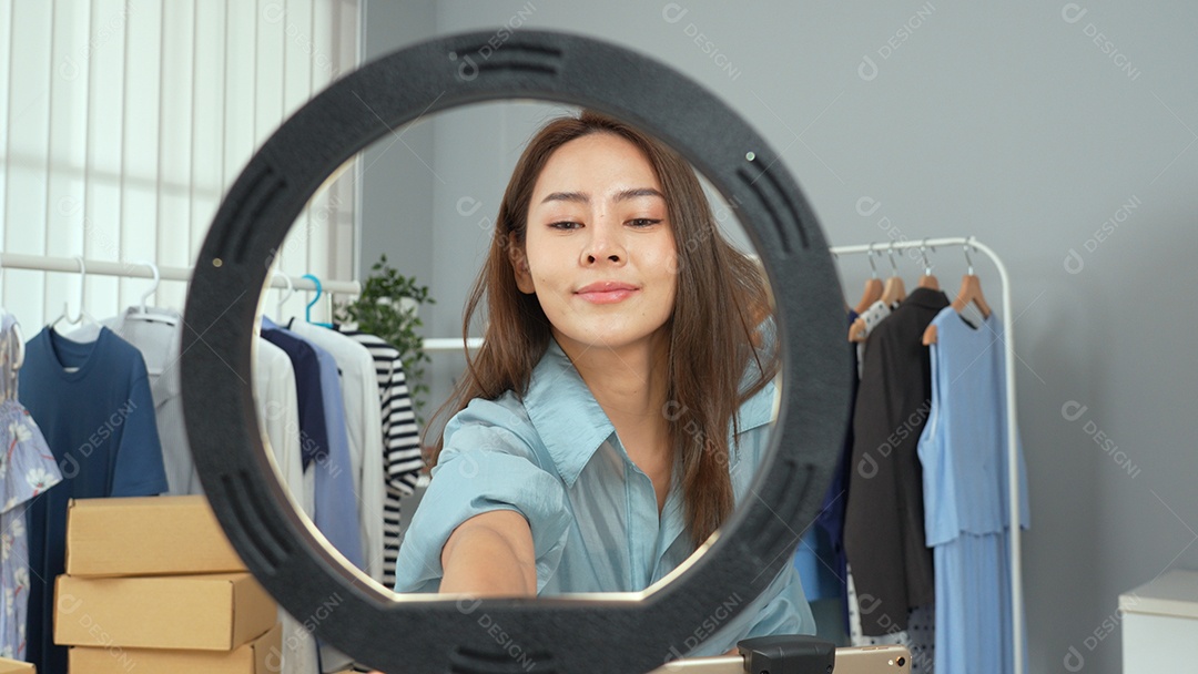 Mulher empresária venda em loja online roupas de moda