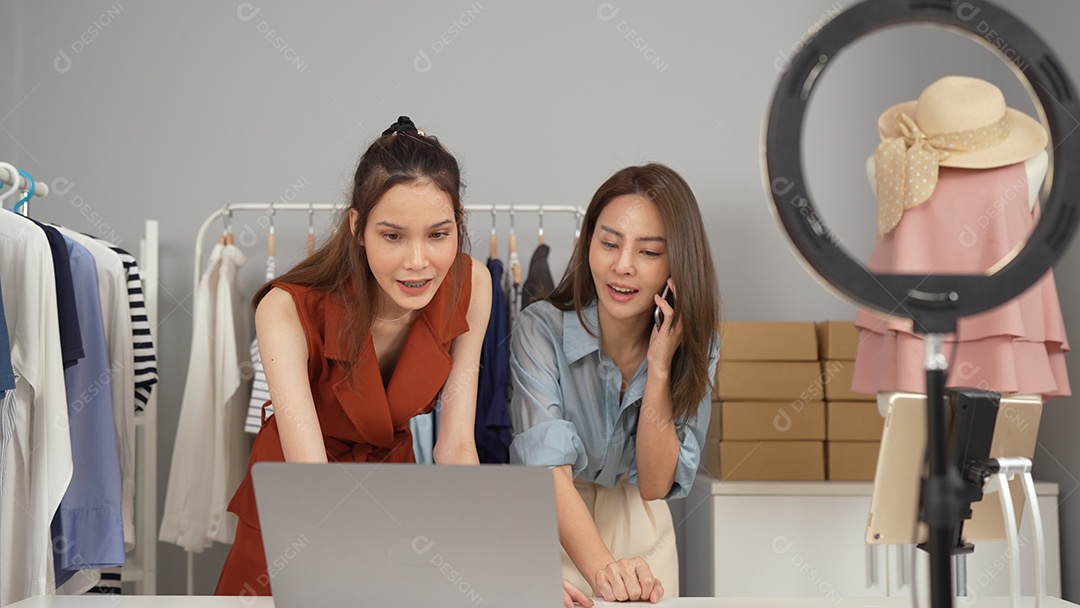 Mulher empresária venda em loja online roupas de moda