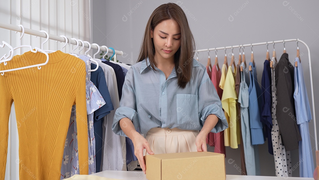 Mulher empresária venda em loja online roupas de moda