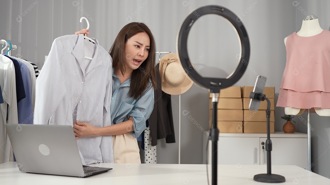 Mulher empresária venda em loja online roupas de moda