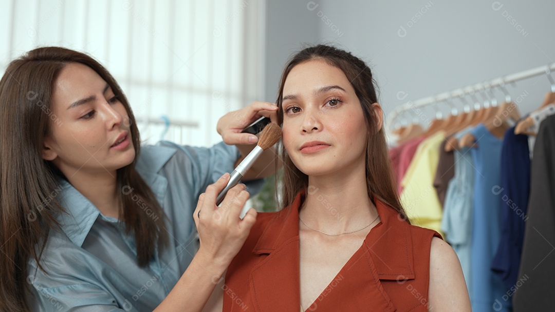 Proprietária jovem asiática de site de compras on-line