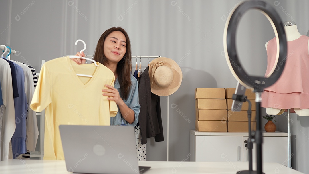 Proprietária jovem asiática de site de compras on-line