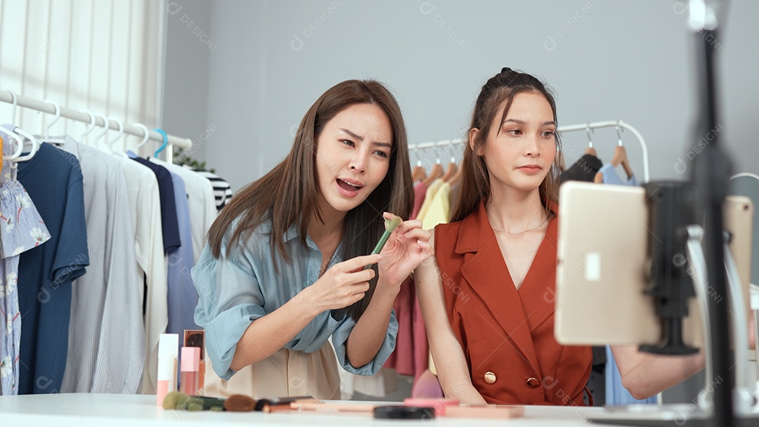 Proprietária jovem asiática de site de compras on-line