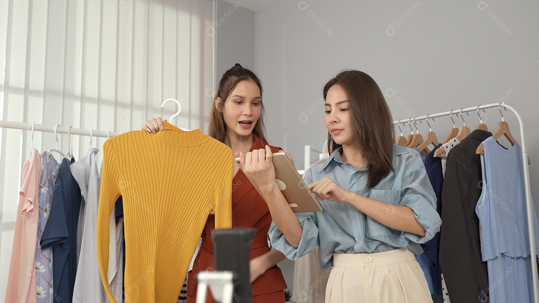 Proprietária jovem asiática de site de compras on-line