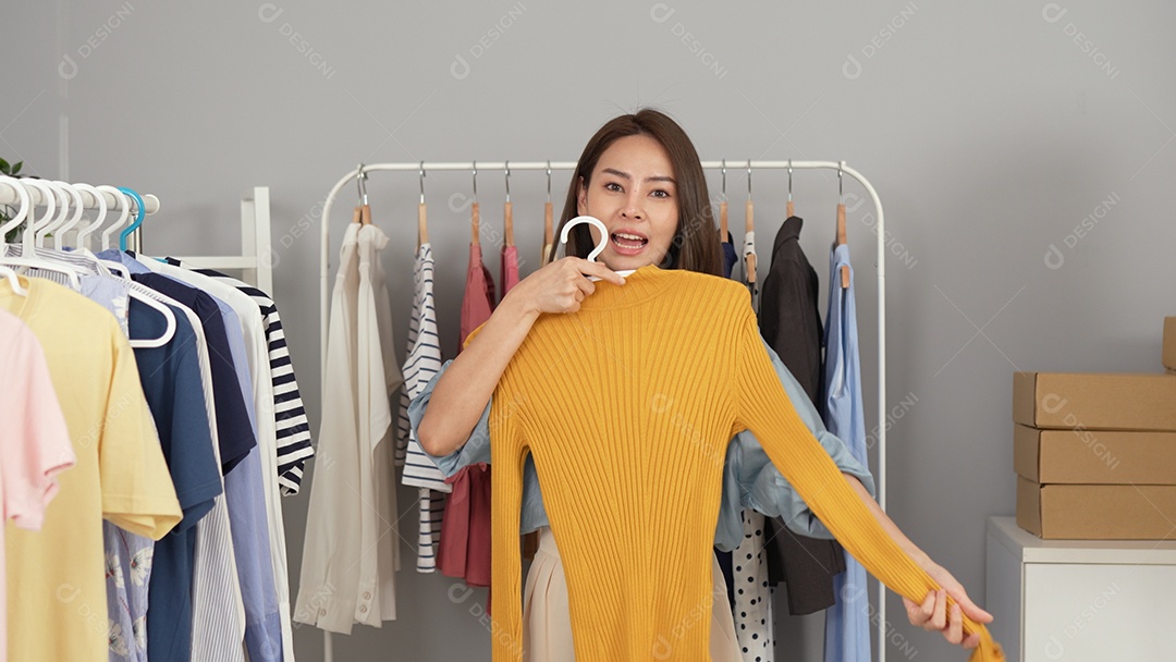 Proprietária jovem asiática de site de compras on-line