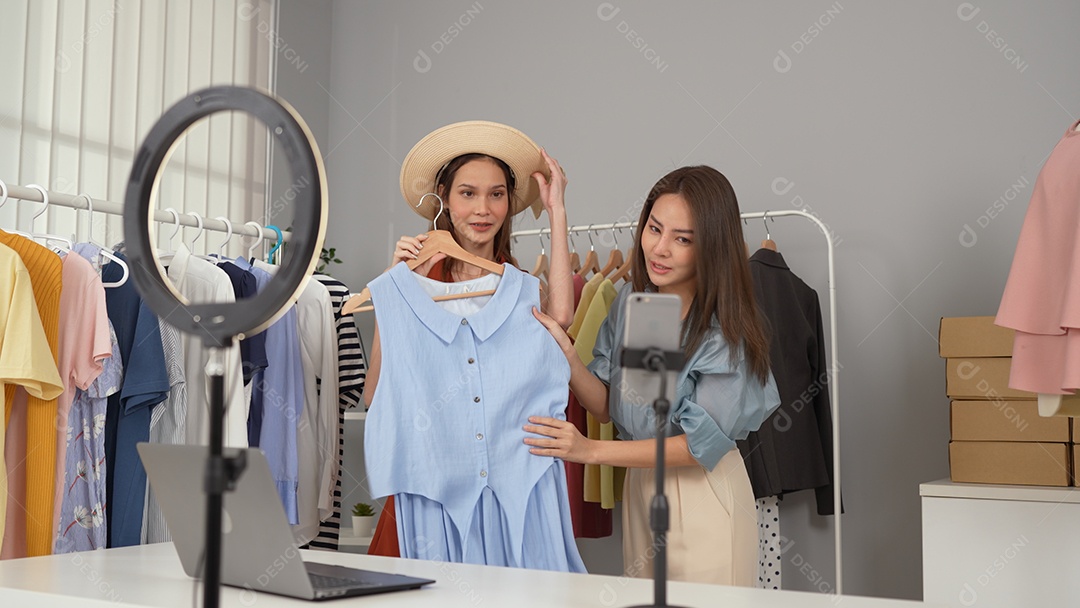 Proprietária jovem asiática de site de compras on-line