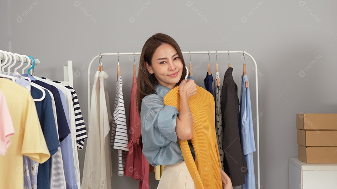 Proprietária jovem asiática de site de compras on-line