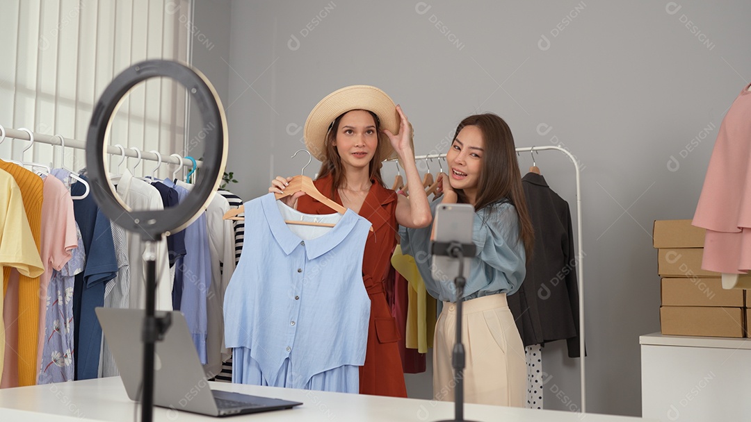 A jovem proprietária de loja de moda online