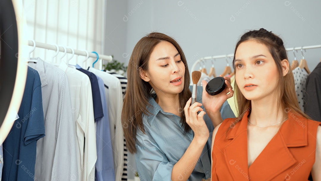 A jovem proprietária de loja de moda online