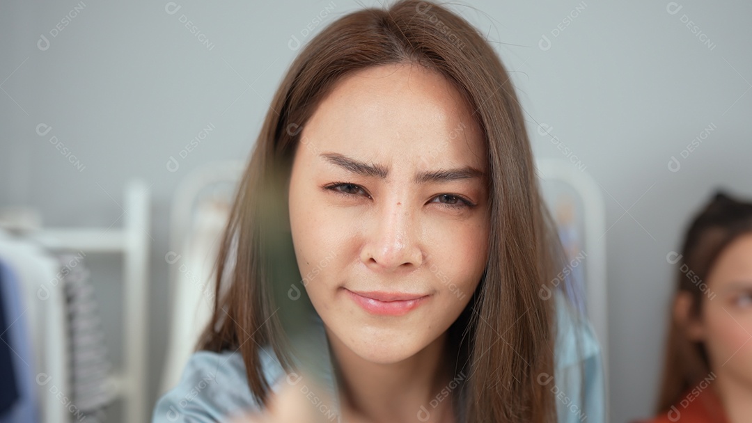 Bela blogueira asiática preparando o pedido para o cliente