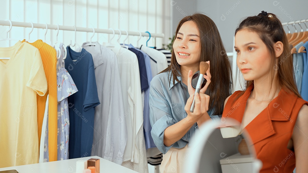 Bela blogueira asiática preparando o pedido para o cliente