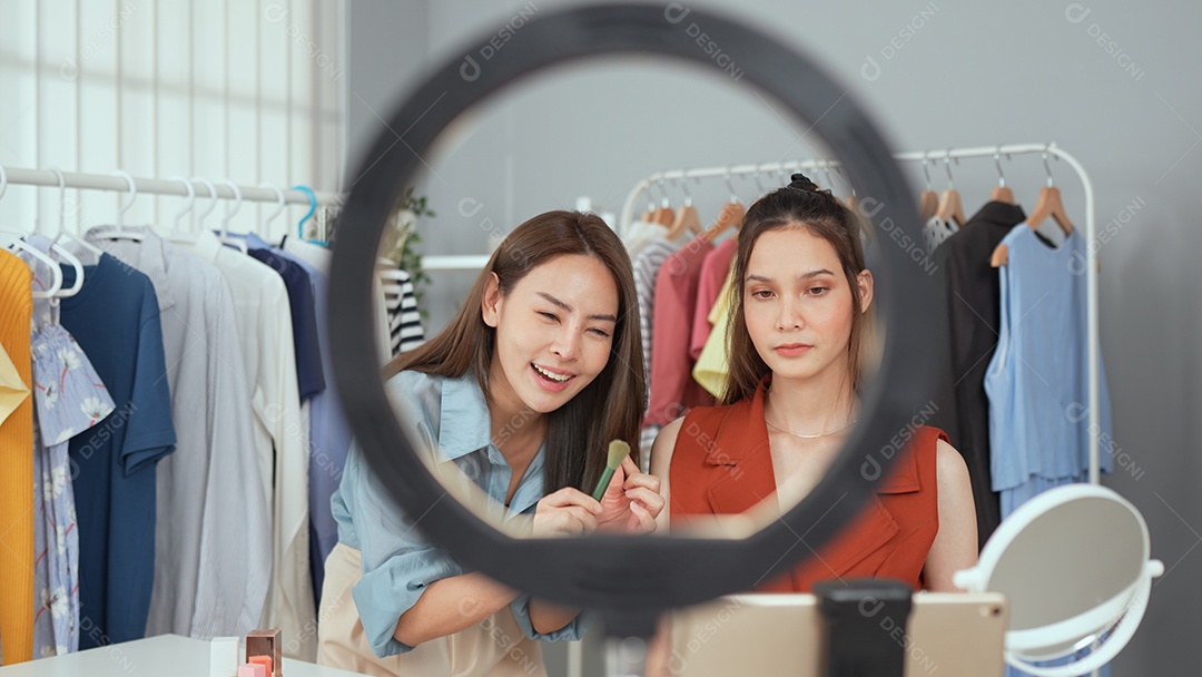 Bela blogueira asiática preparando o pedido para o cliente