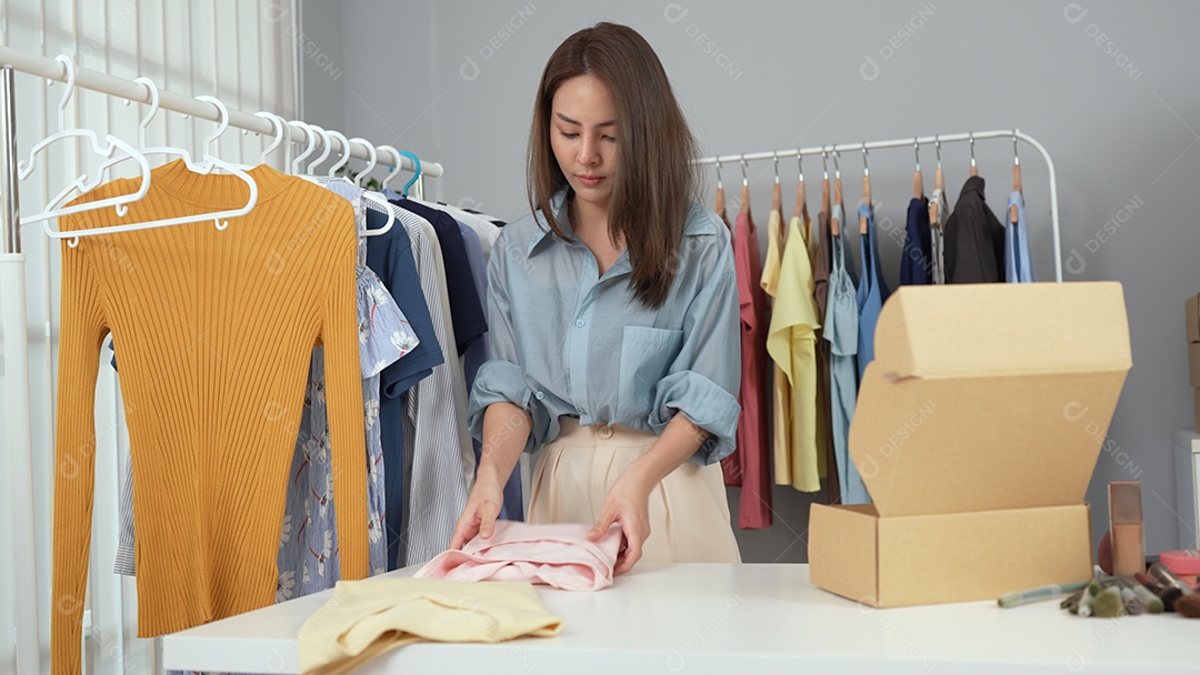 Mulher jovem proprietária de loja de moda online