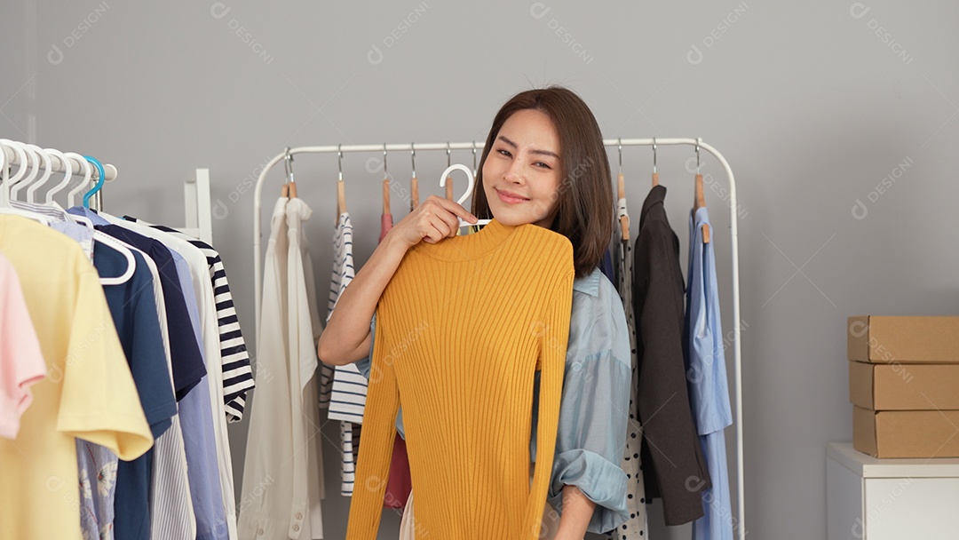 Mulher jovem proprietária de loja de moda online