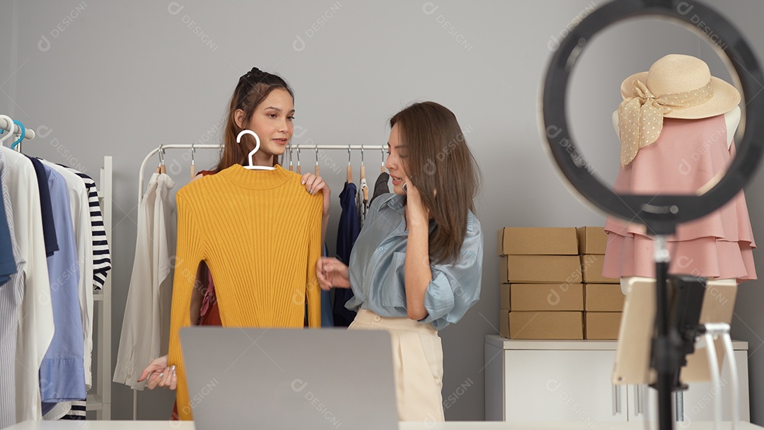 Mulher jovem proprietária de loja de moda online