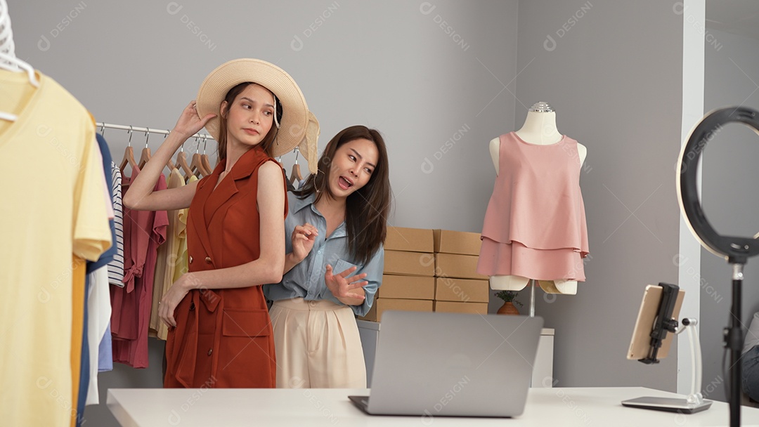 Mulher jovem proprietária de loja de moda online