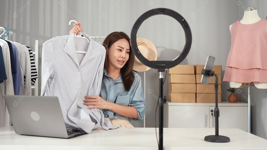 Mulher jovem proprietária de loja de moda online