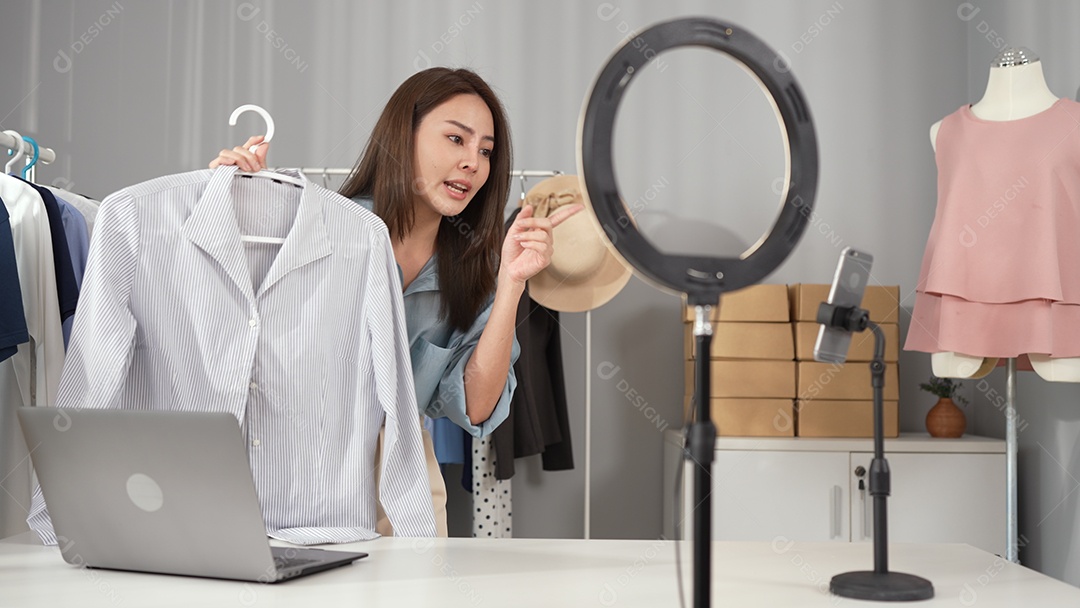 Mulher jovem proprietária de loja de moda online