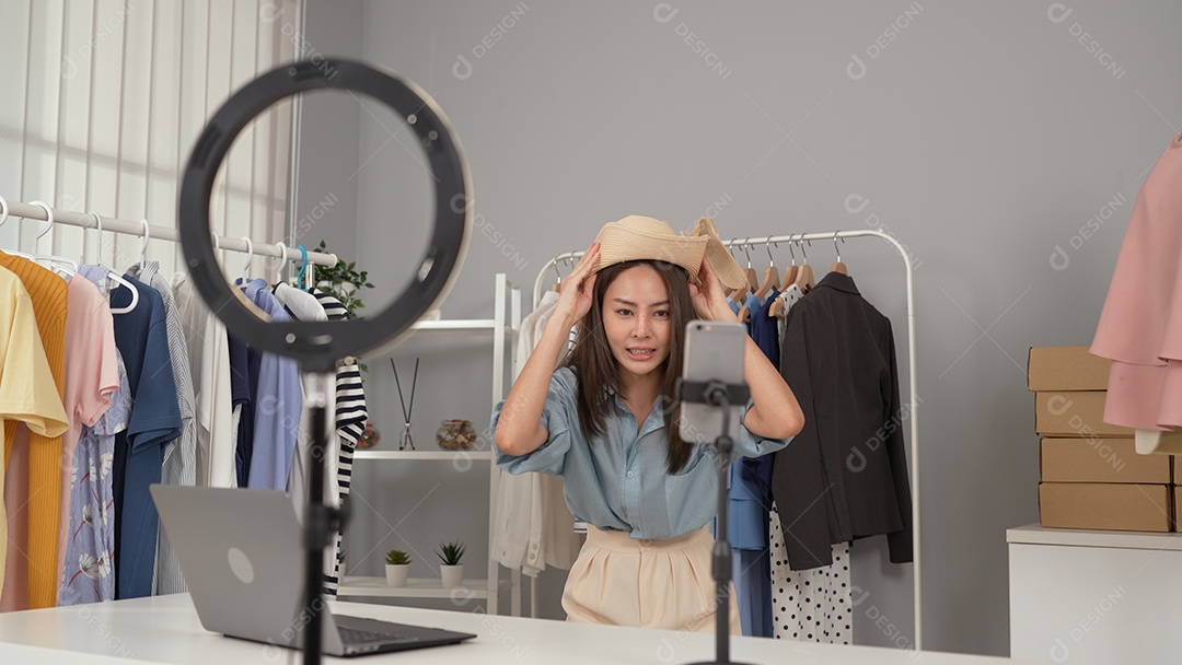 Mulher jovem proprietária de loja de moda online