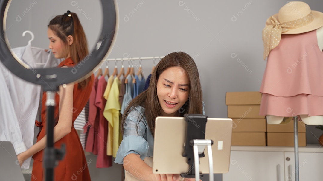 Mulher jovem proprietária de loja de moda online