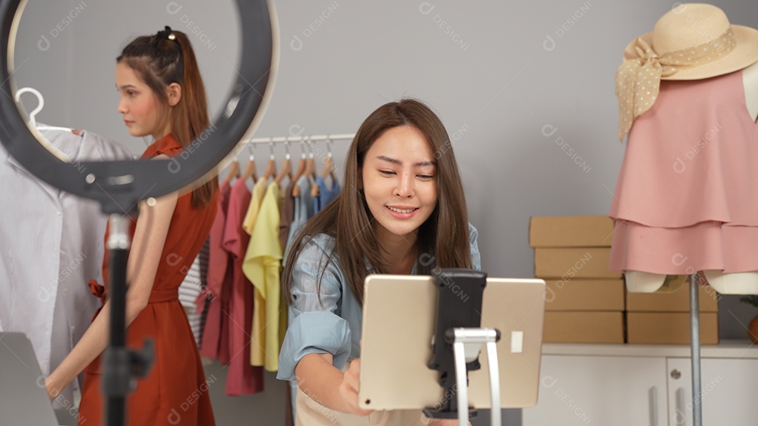 Mulher jovem proprietária de loja de moda online