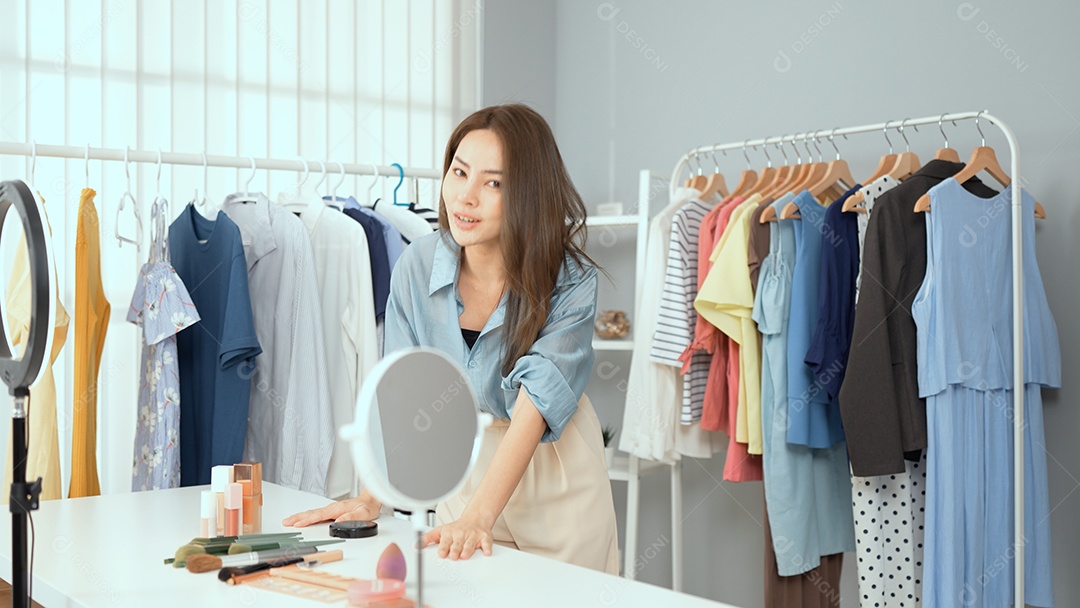 Mulher jovem proprietária de loja de moda online