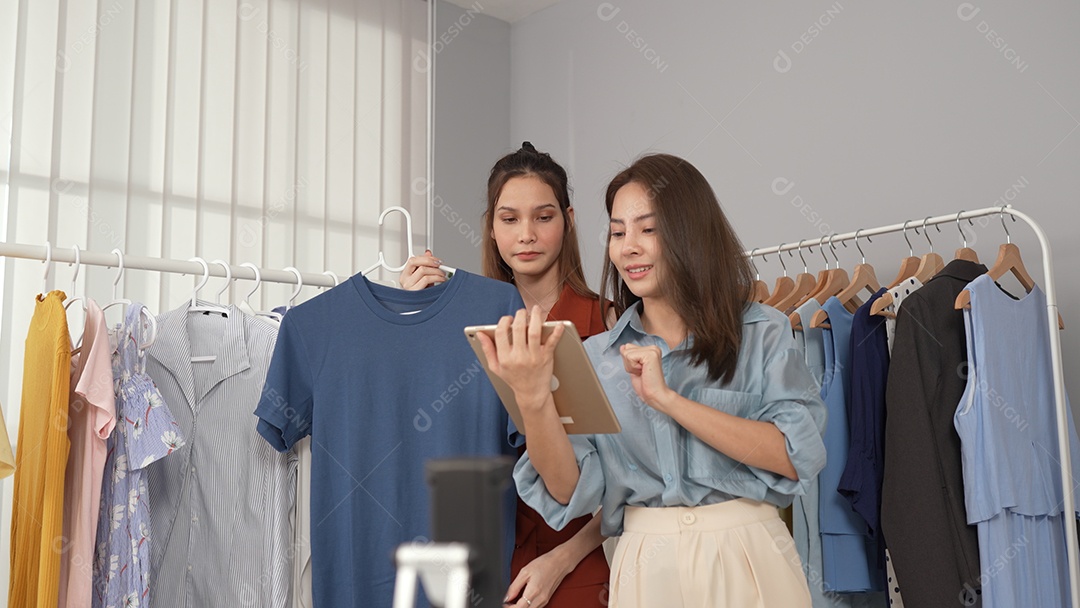 Mulher jovem proprietária de loja de moda online